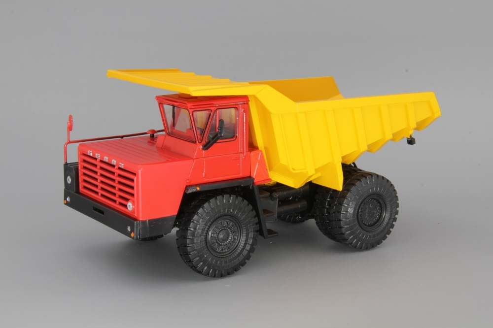 БелАЗ-540 самосвал, красный / желтый
