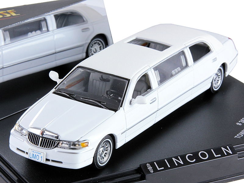 Lincoln Town Car Limousine 2000 White