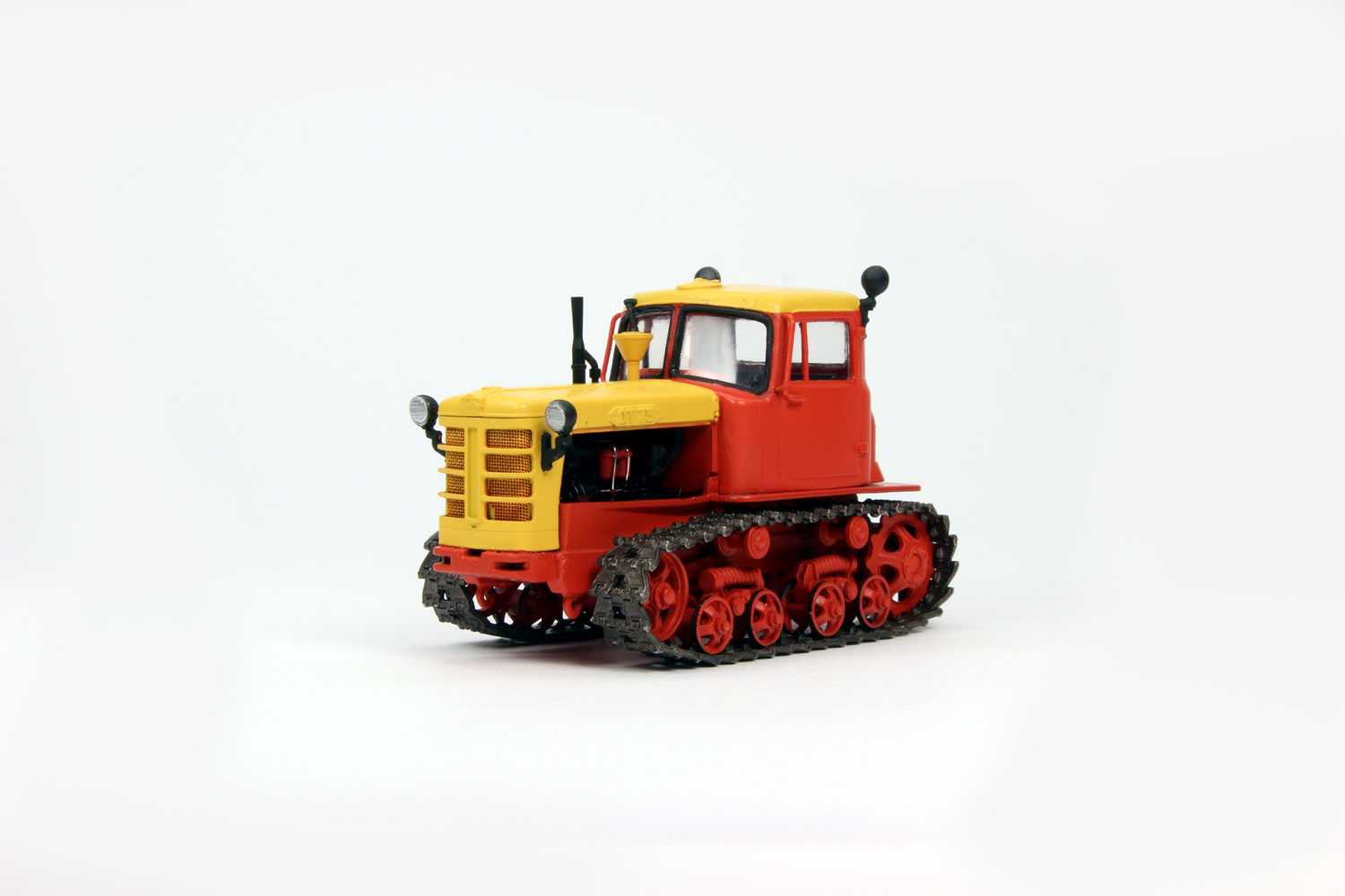 Трактор ДТ-75 ранней модификации, красно-желтый