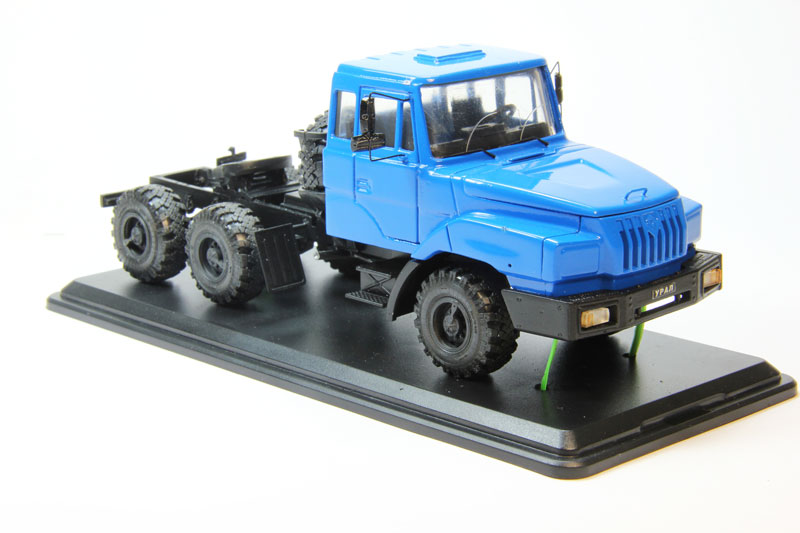Уральский грузовик 4420-48 (голубая кабина)