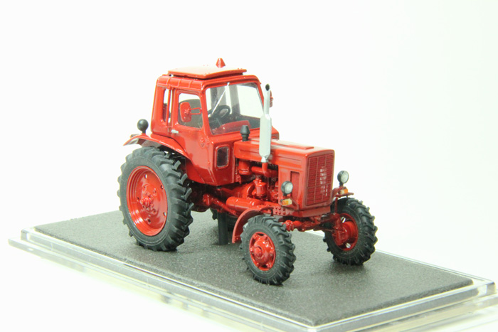 Трактор МТЗ 82, красный