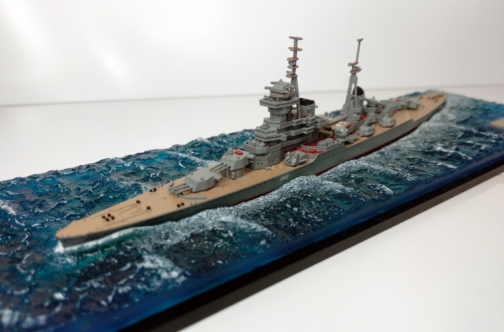 Крейсер Михаил Кутузов в море (готовая модель под колпаком)