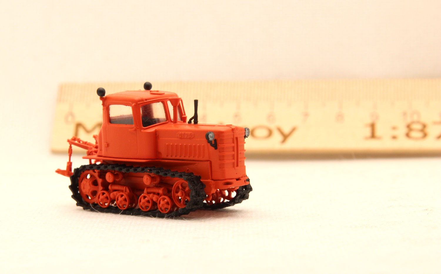 Трактор ДТ-75 ранней серии (морковный)