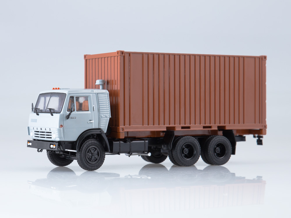 Камский грузовик-53212 с 20-футовым контейнером серый/коричневый