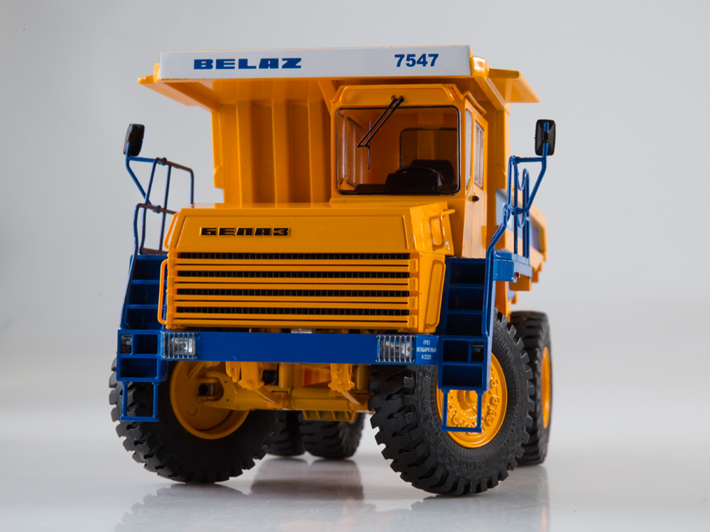 БелАЗ-7547 карьерный самосвал, оранжевый / синий