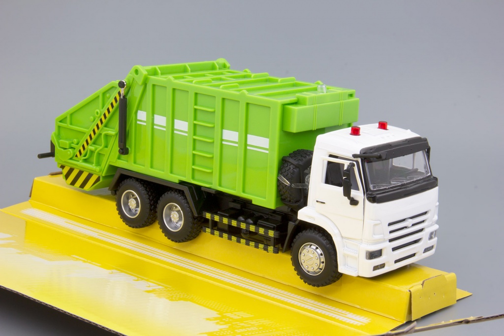 Камский грузовик, мусоровоз (белый/зелёный). 250х65 мм