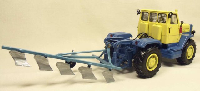 Трактор на 1 плуг. Т-125 трактор колесный. Т 150 трактор с плугом пн-5-35 игрушка. Трактор МТЗ С плугом модель 1/43. МТЗ-1221 масштабная моделька с плугом.