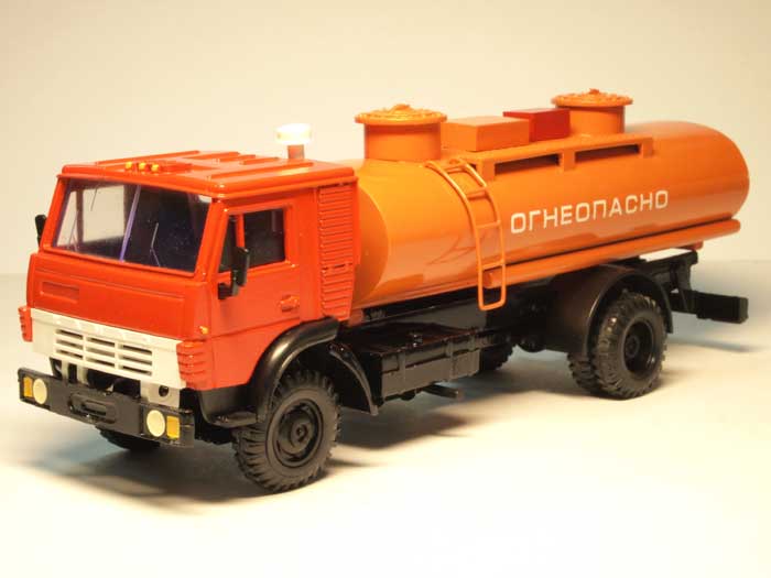 Камский грузовик 5325 цистерна "Огнеопасно"