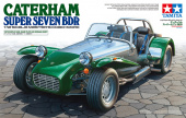Сборная модель Caterham Super Seven BDR, с подставкой и булыжной мостовой для диорамы.