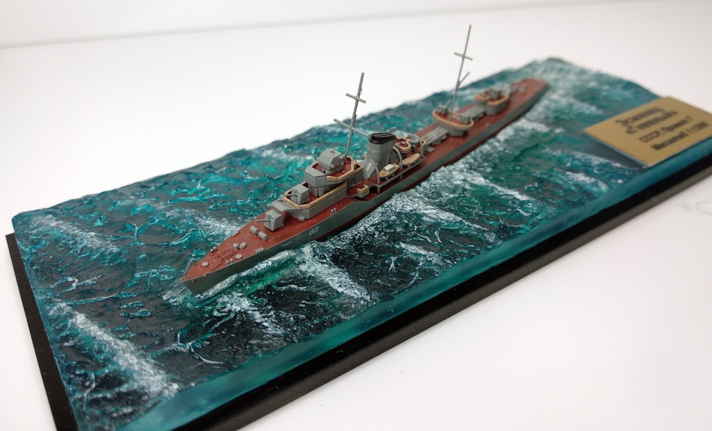 Эсминец Гневный в море (готовая модель под колпаком)