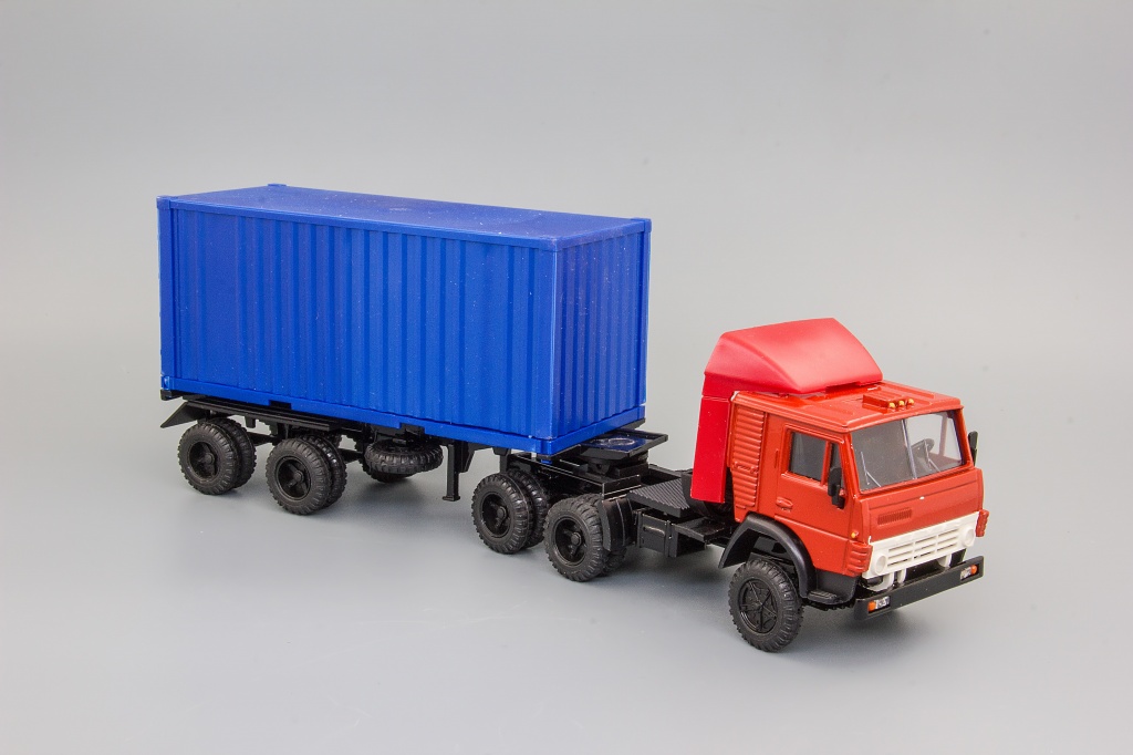 Камский грузовик 54112 контейнеровоз красный/синий контейнер