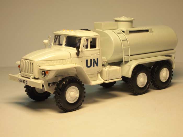 Уральский грузовик 4320 цистерна "UN"