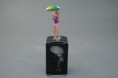 Девушка под зонтом, окрашена