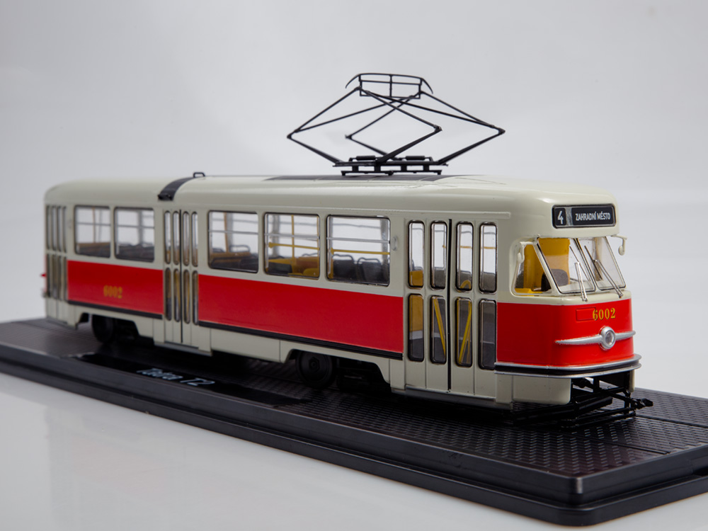 Трамвай Tatra-T32, красный / белый